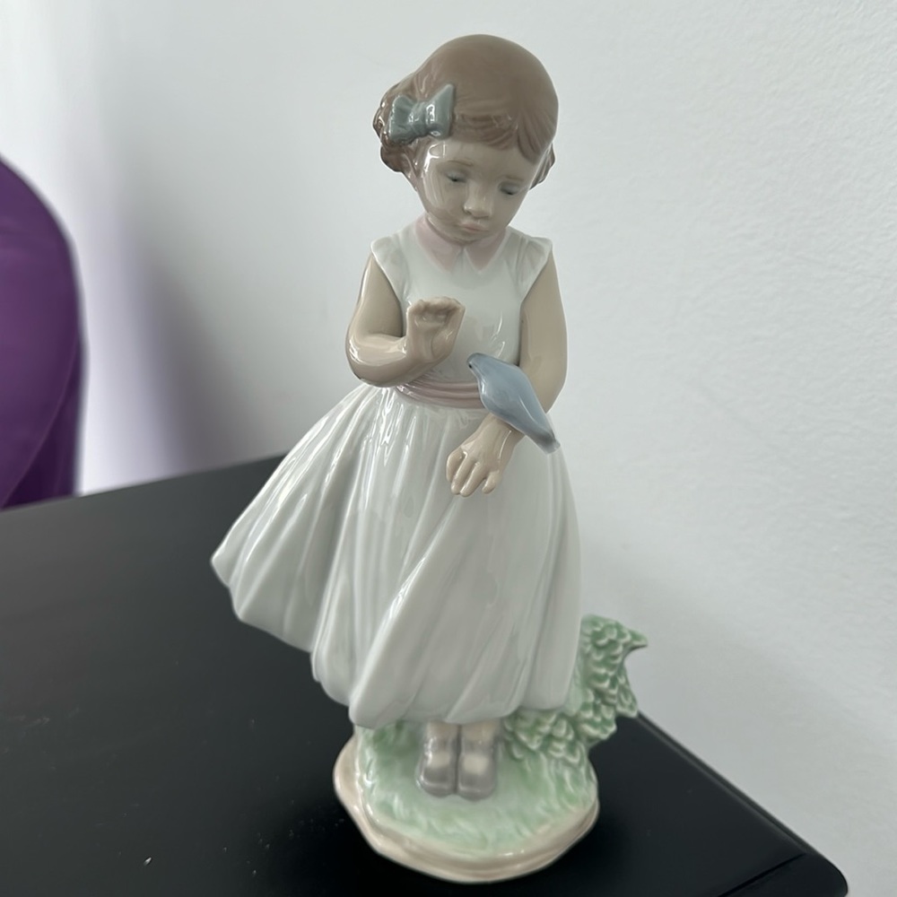 Girl with bird lladro